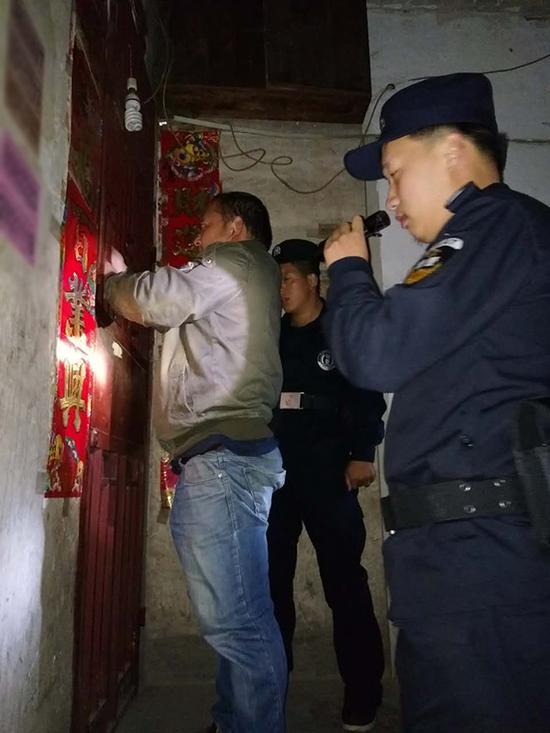 河源粗心妈妈误将幼女锁家中 民警全城寻开锁师傅开门